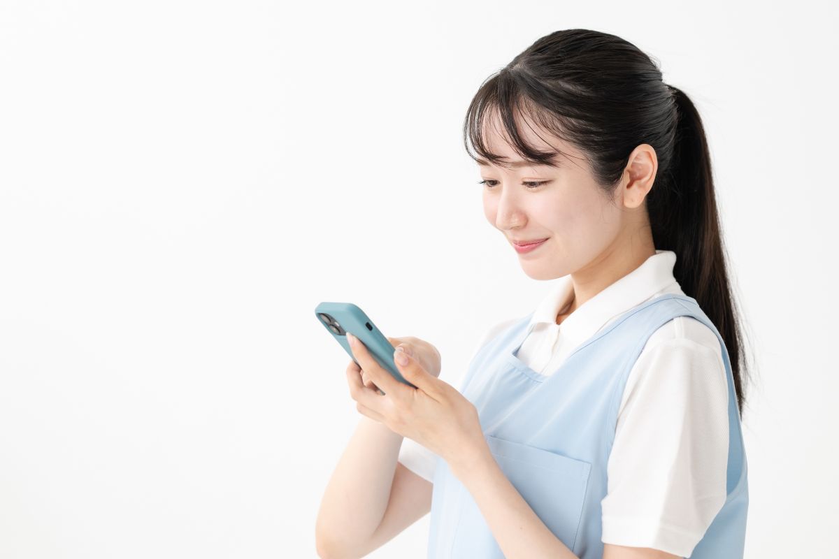 スマホを使う保育士