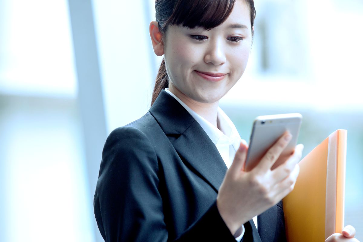 スマホを持つ求職者