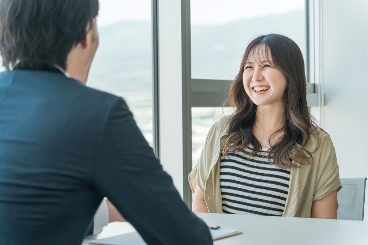 面接する女性