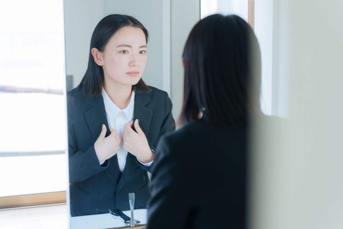 鏡でチェックする求職者