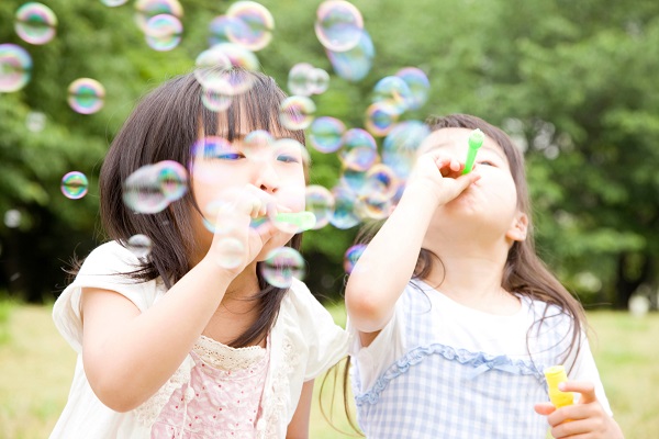 シャボン玉で遊ぶ子ども