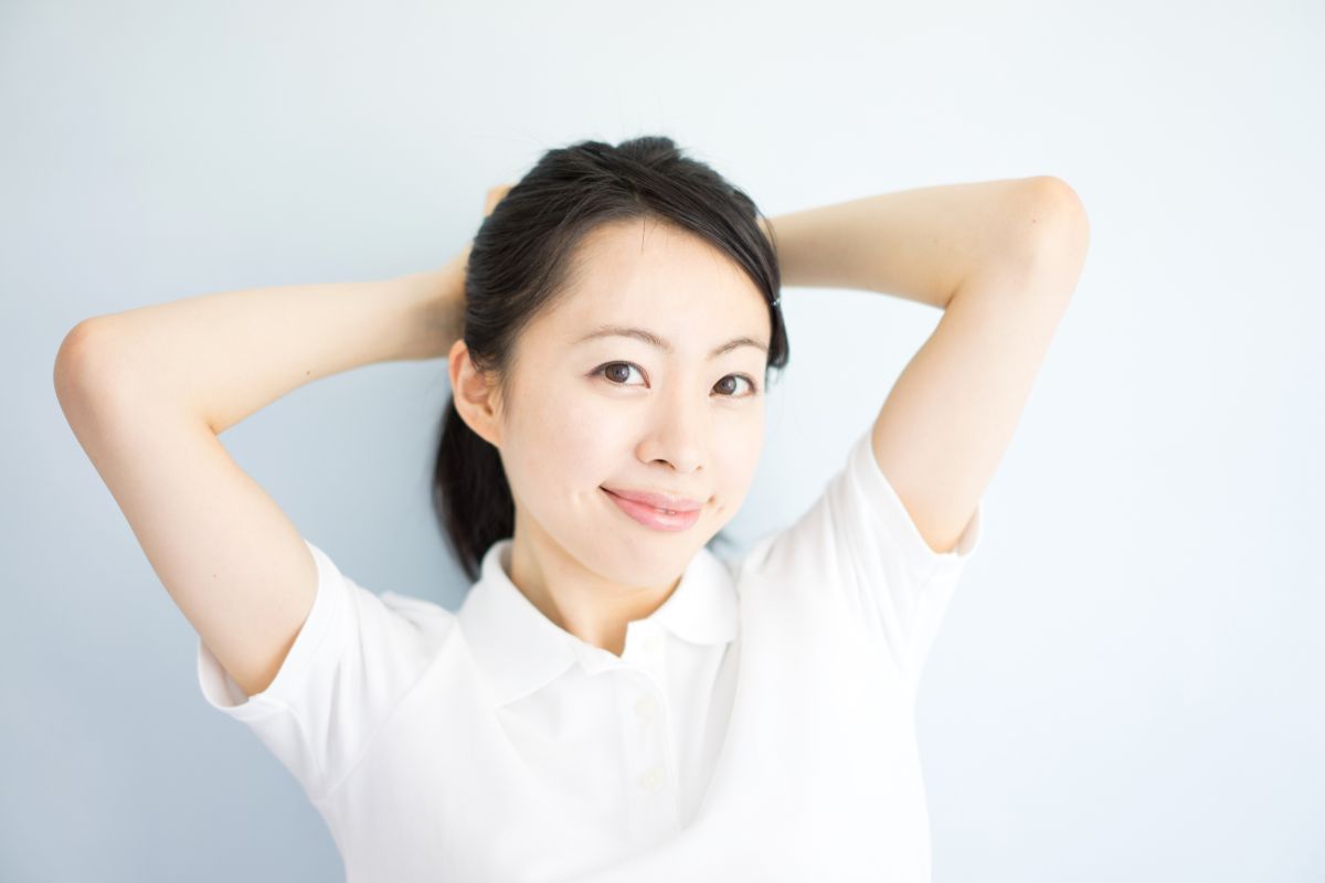 髪を結ぶ保育士