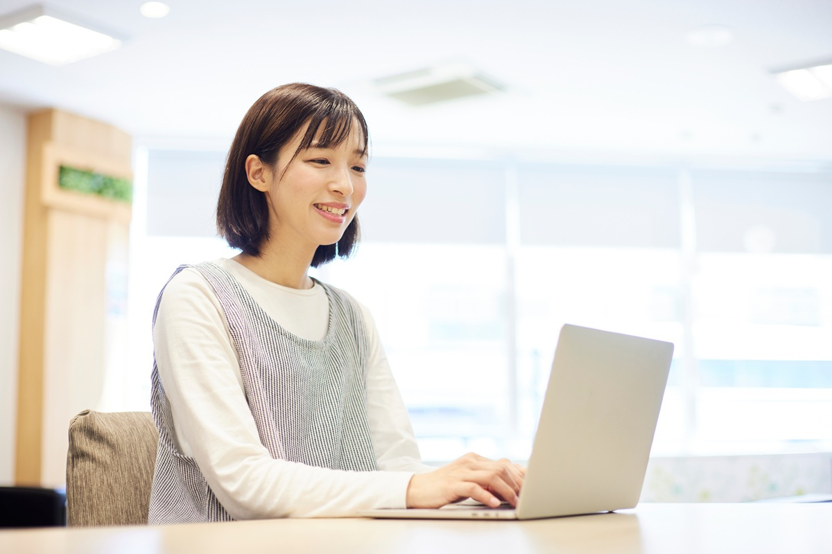 ノートバソコンを使用する女性