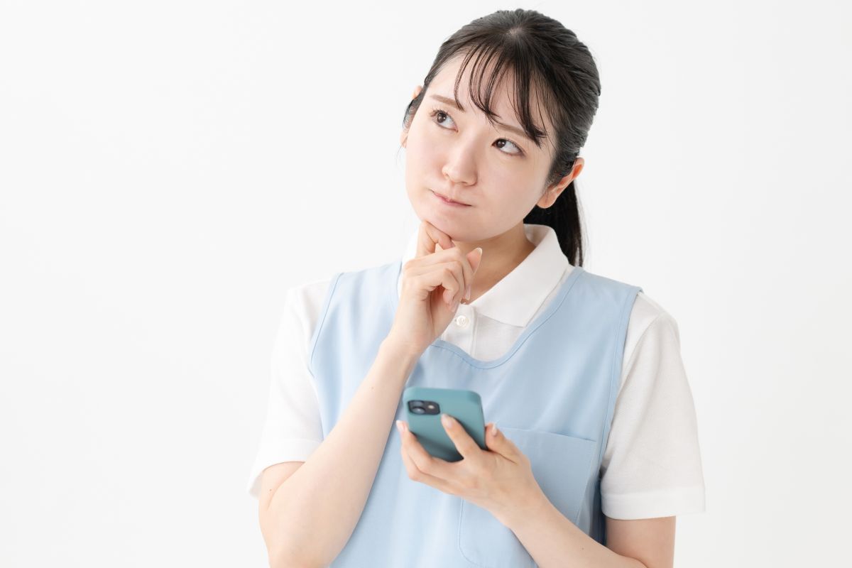 悩む保育士