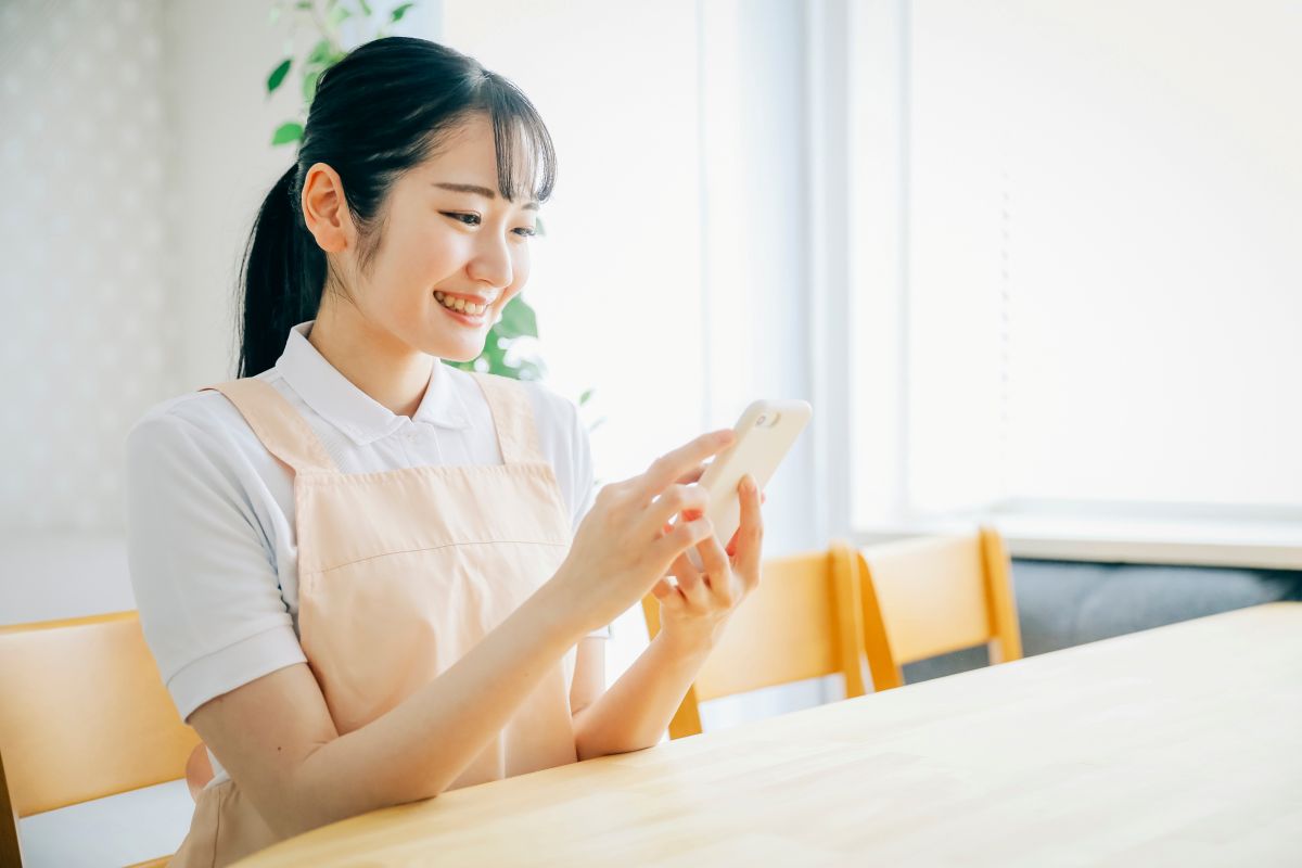 スマホで相談する保育士