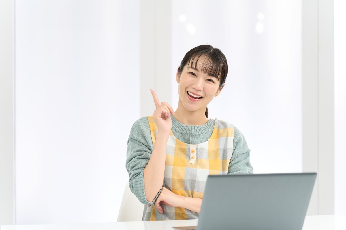 PCに向かう保育士