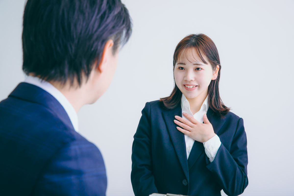 面接で話す女性