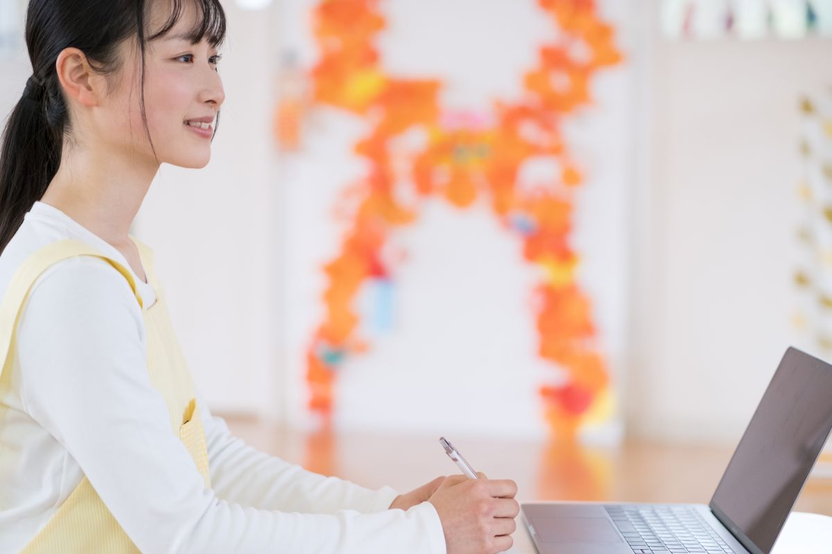 PCを使う保育士