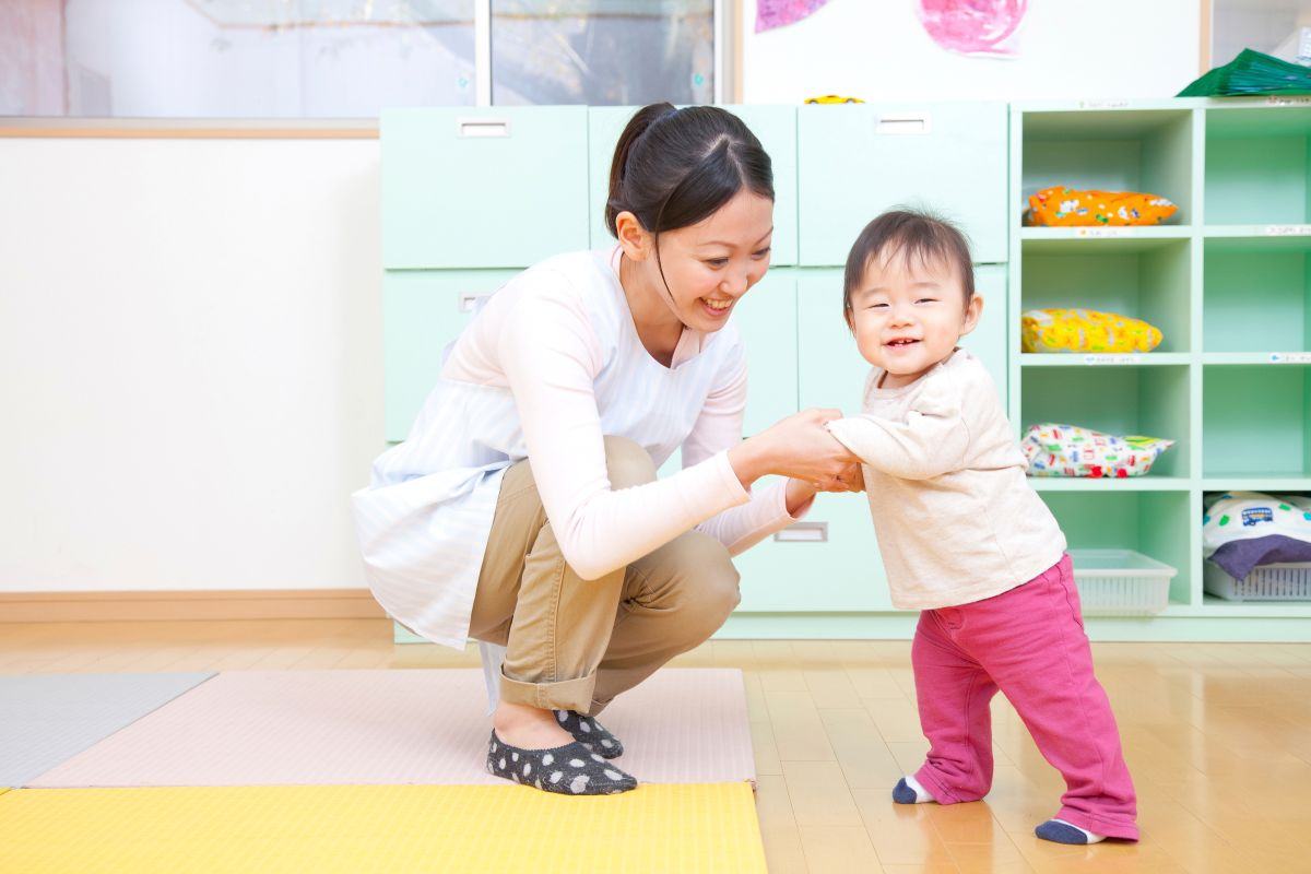 保育士と赤ちゃん