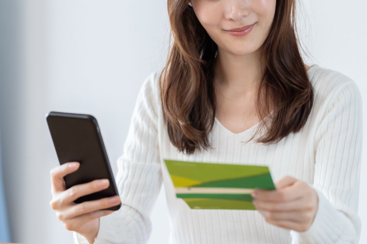 通帳を見る女性