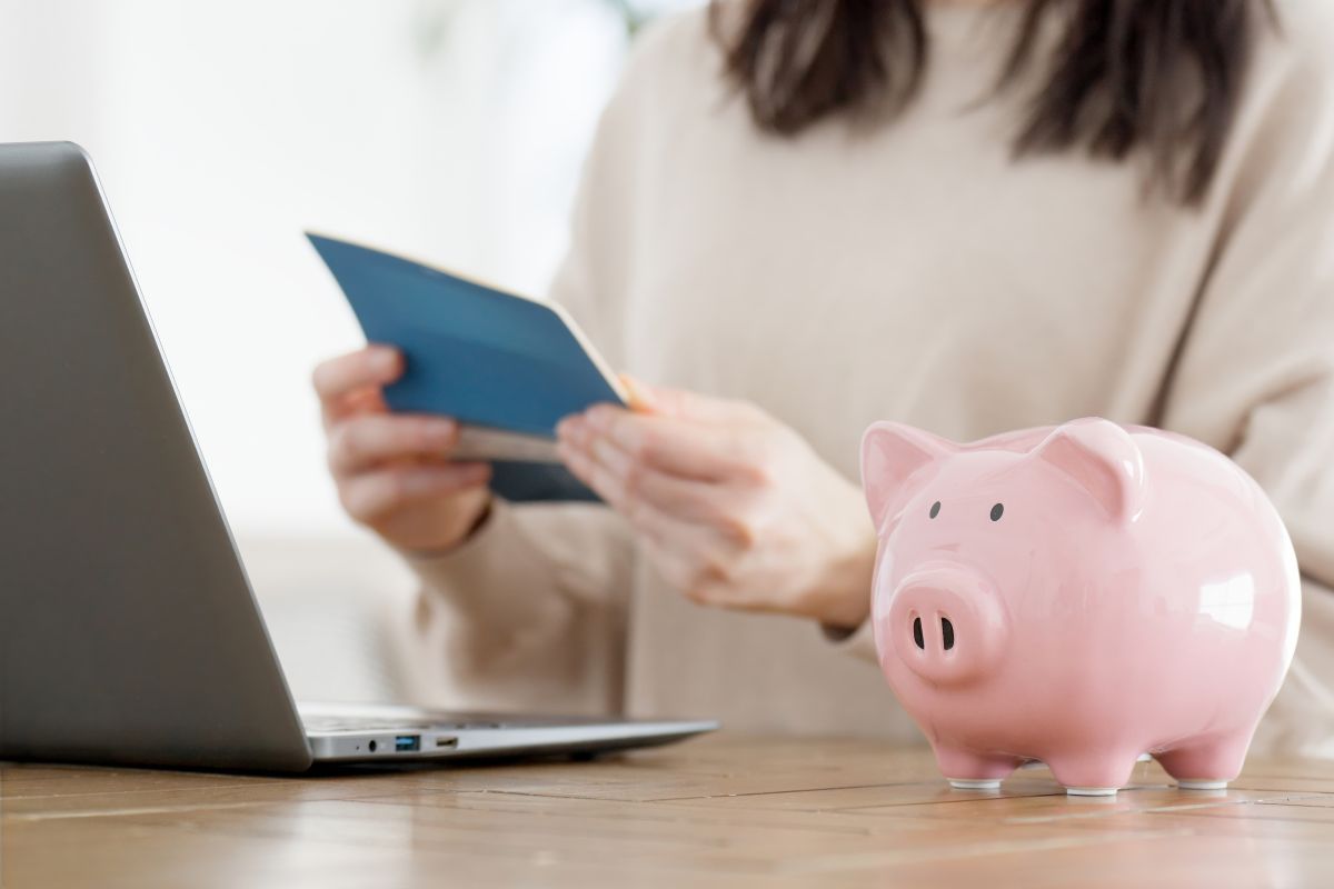 通帳を見る女性