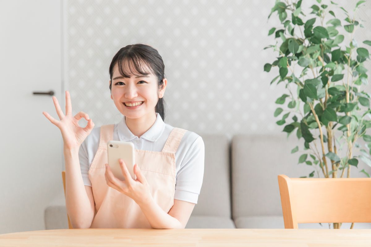 スマホを持つ保育士