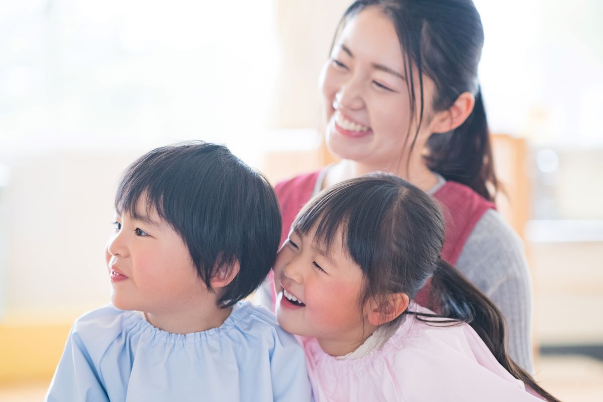 保育士と子ども