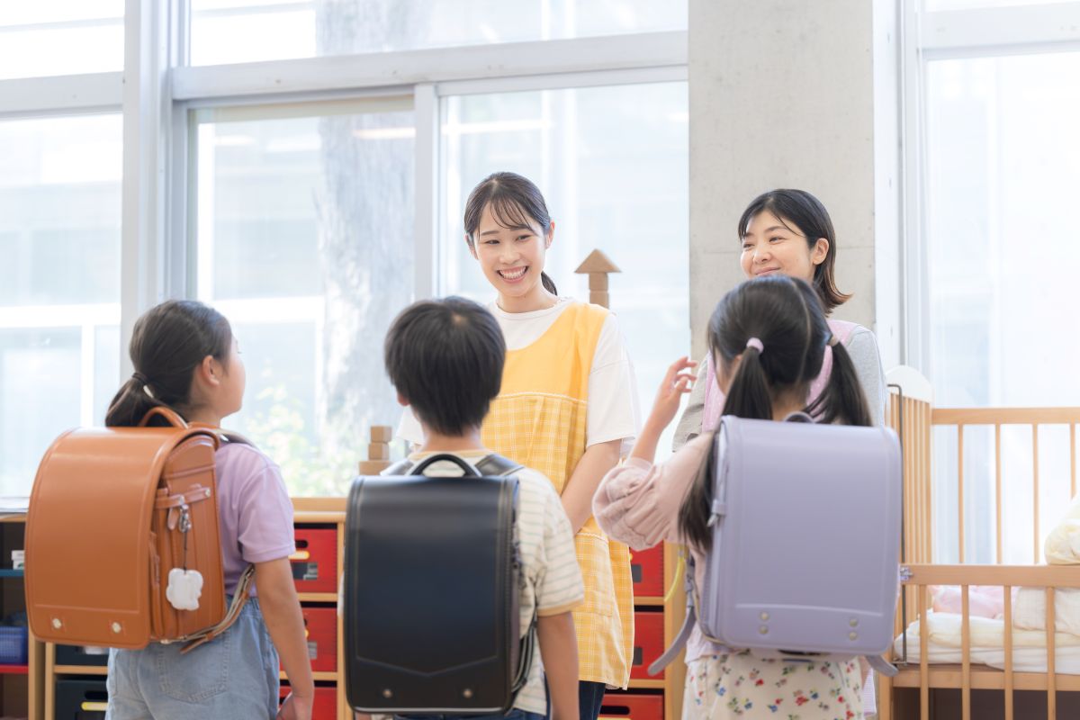 学童の先生と子ども