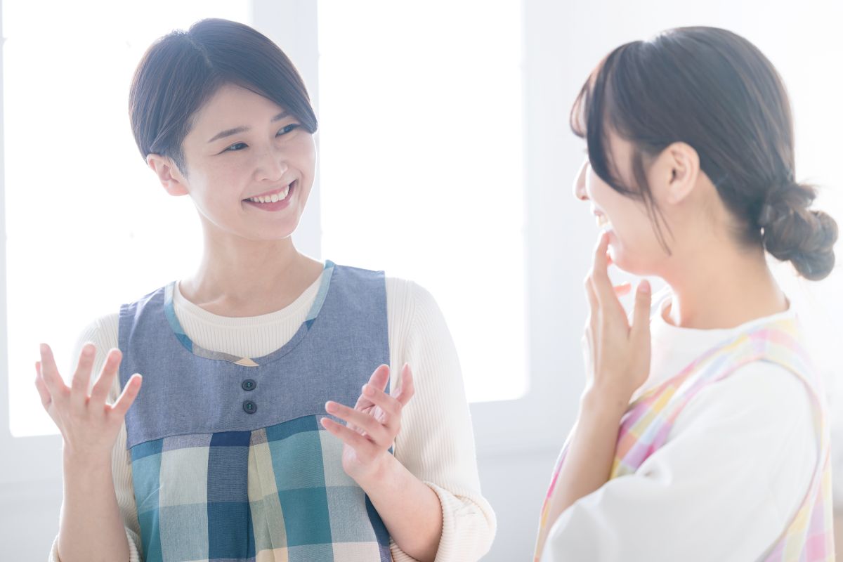 会話する保育士