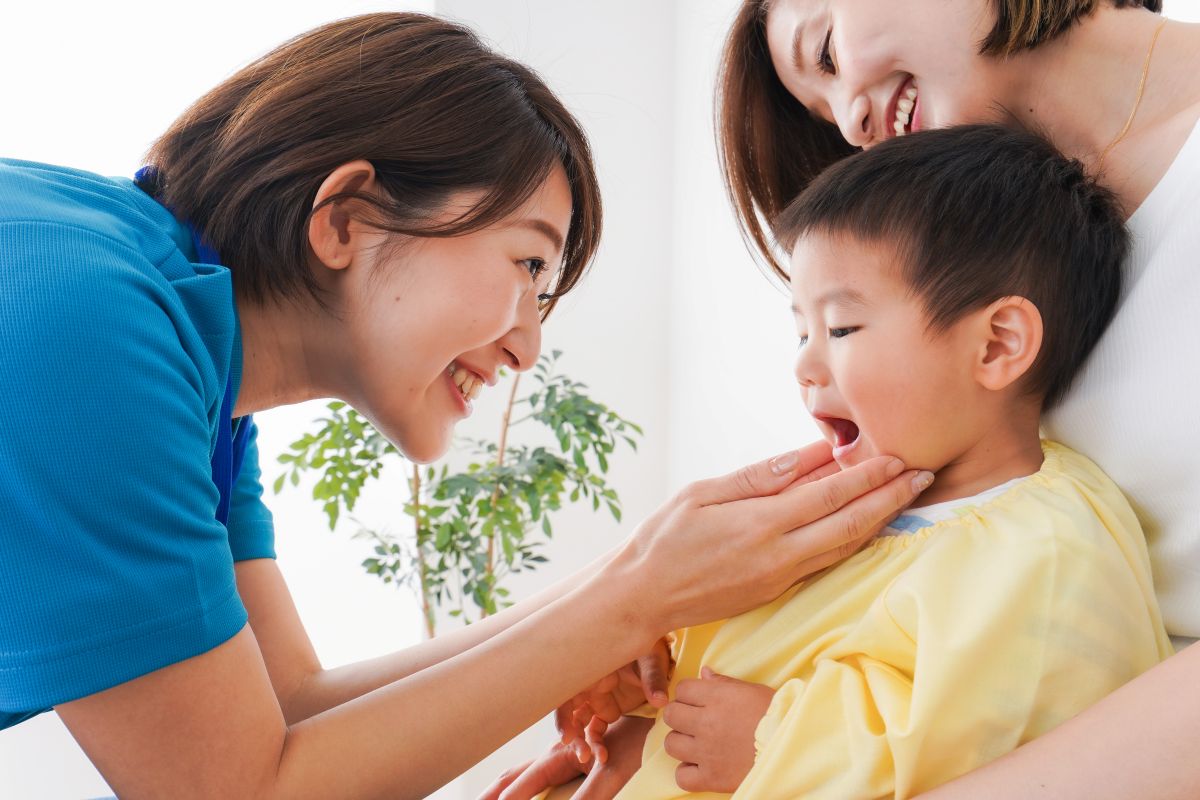 看護師と子ども
