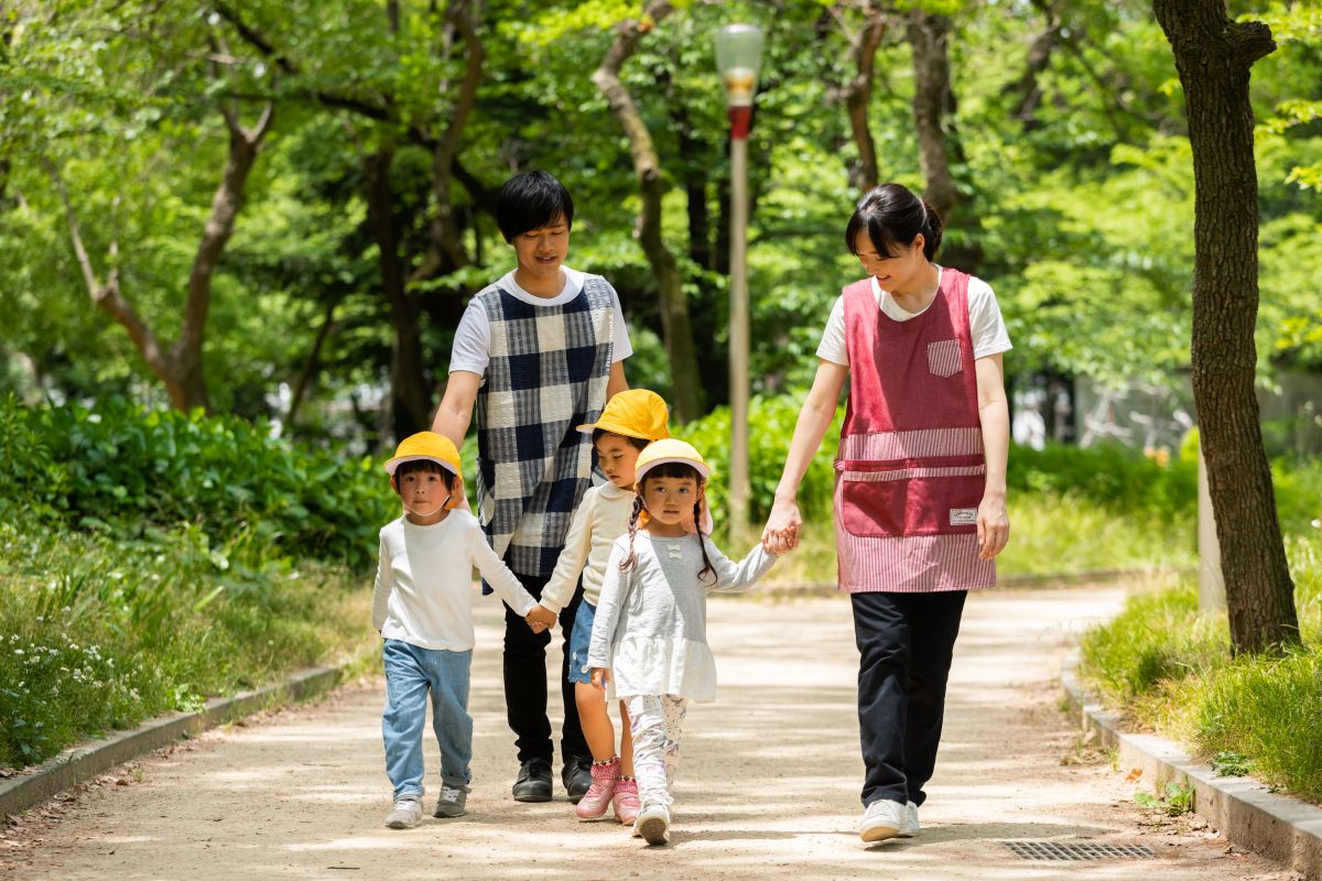 散歩する保育士