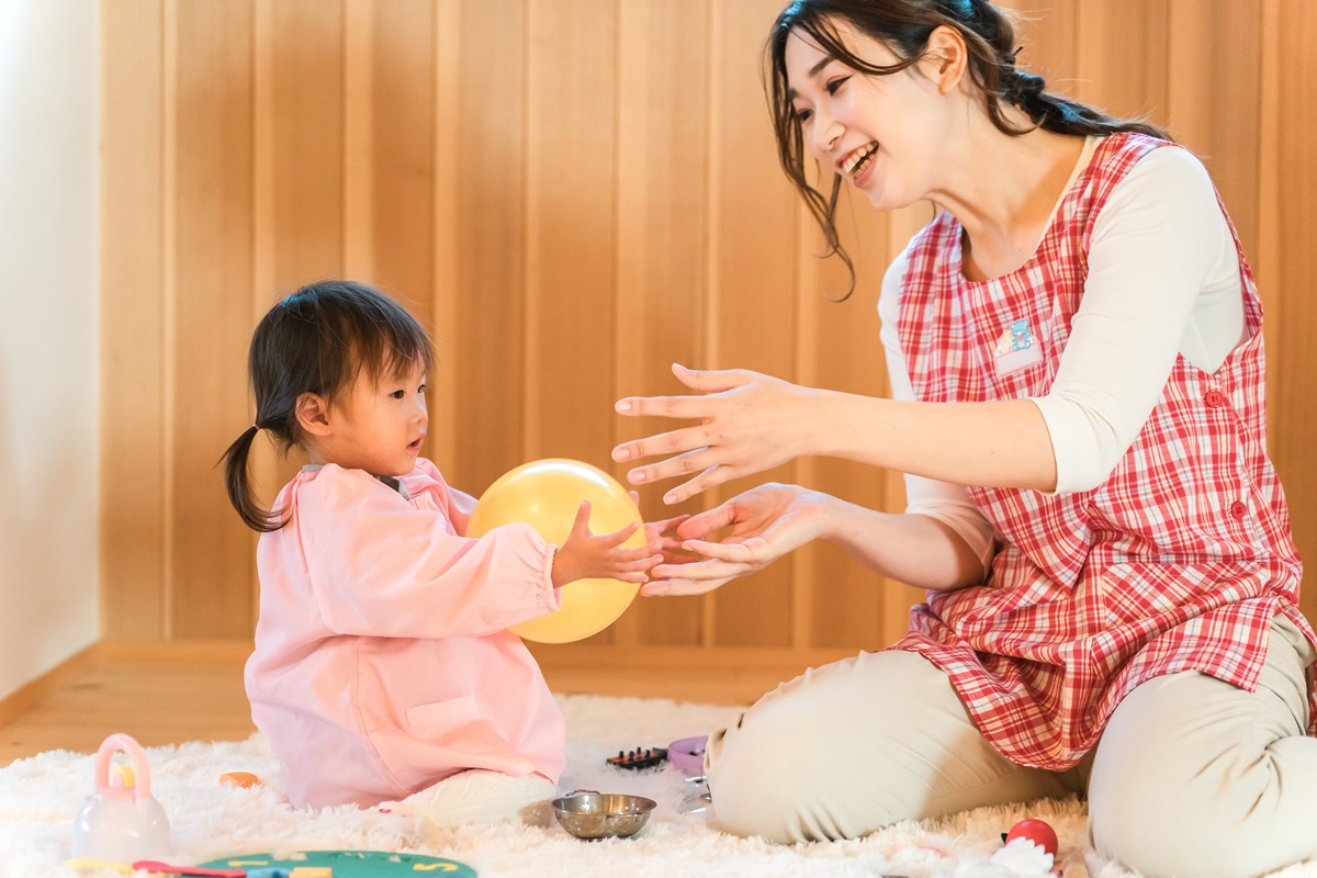 保育士が転職先で楽しく仕事をしている様子