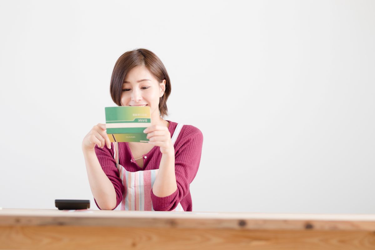 通帳を見る保育士