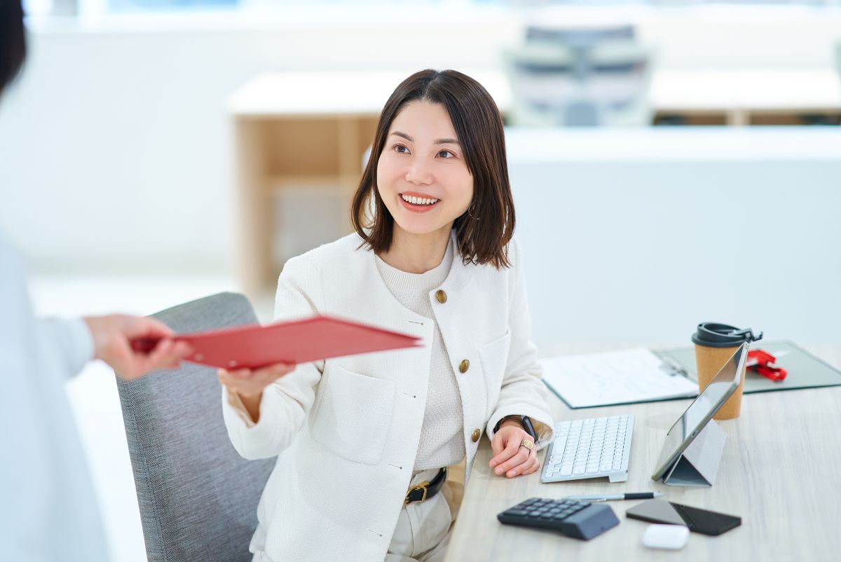 デスクワークするj女性