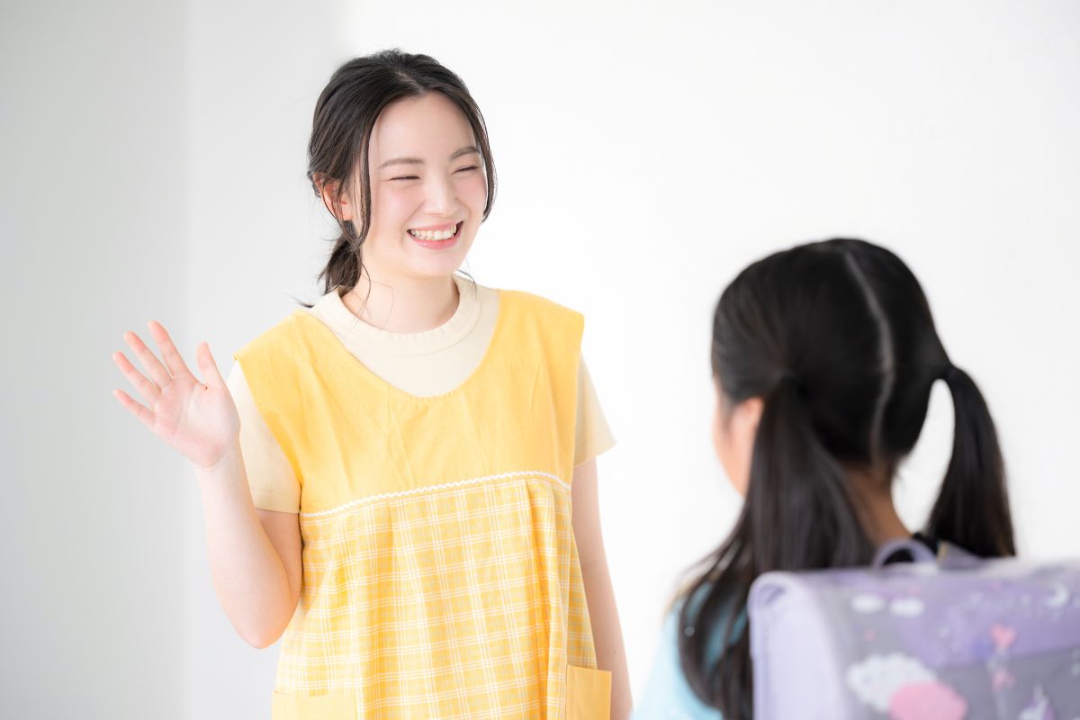 手を振る保育士