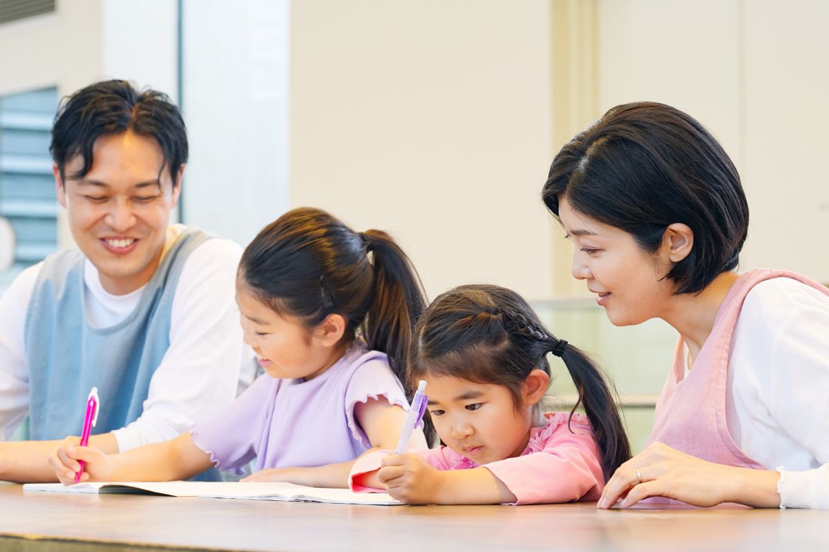学童スタッフと子ども