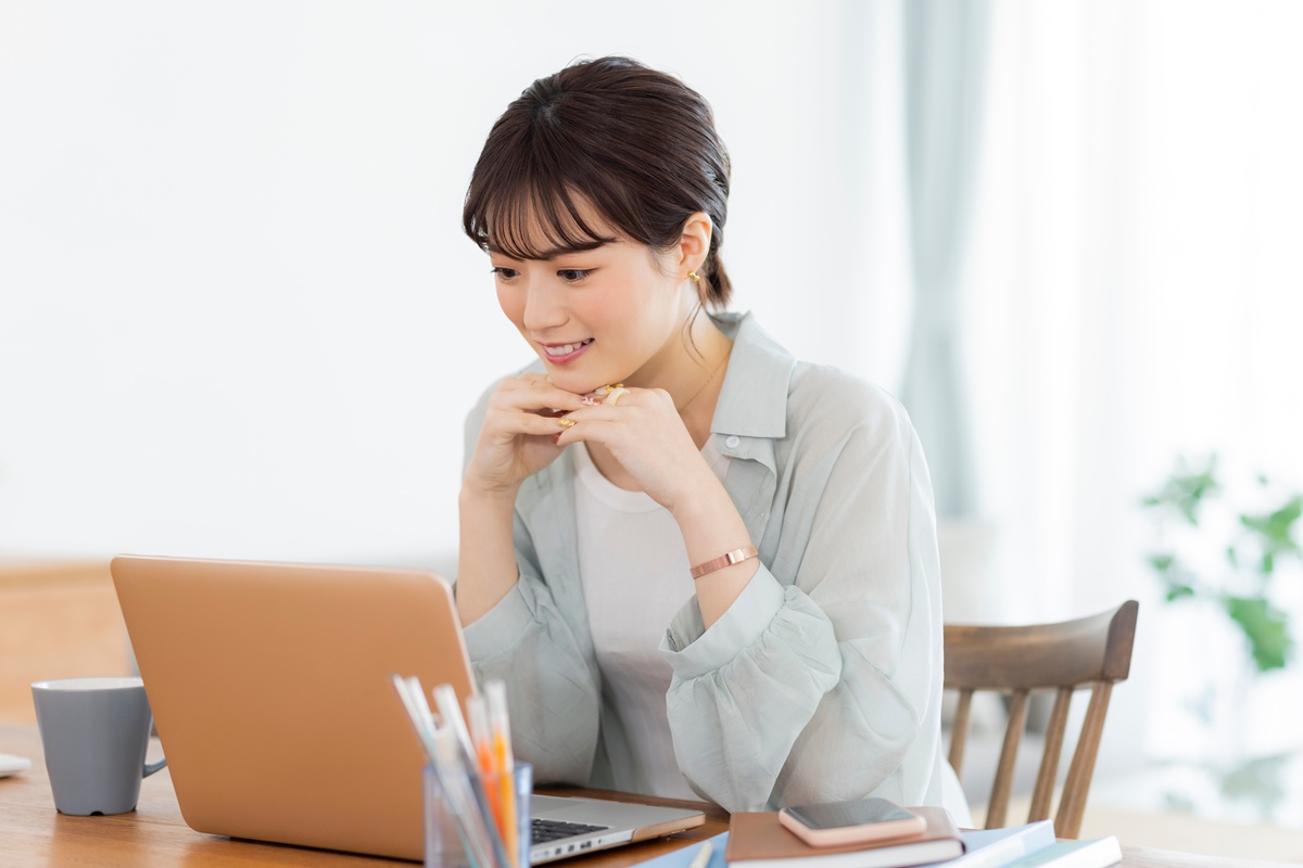 パソコンで求人を見る女性