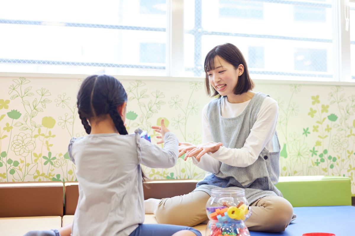 保育士と子ども