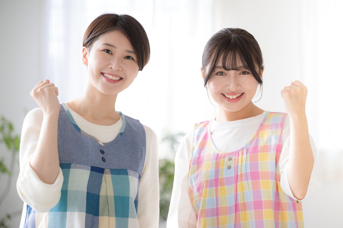 ガッツポーズする保育士