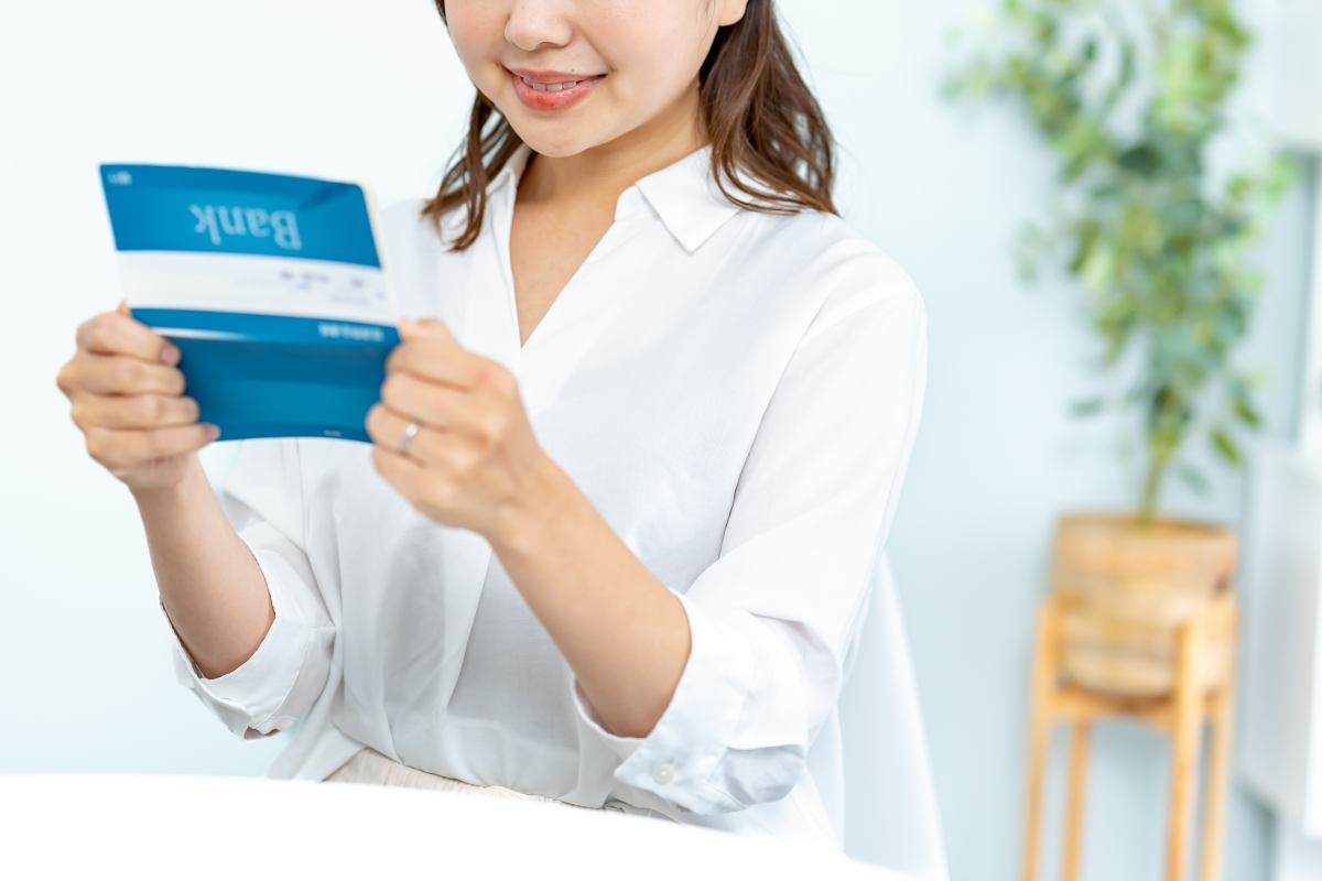 通帳を見る女性
