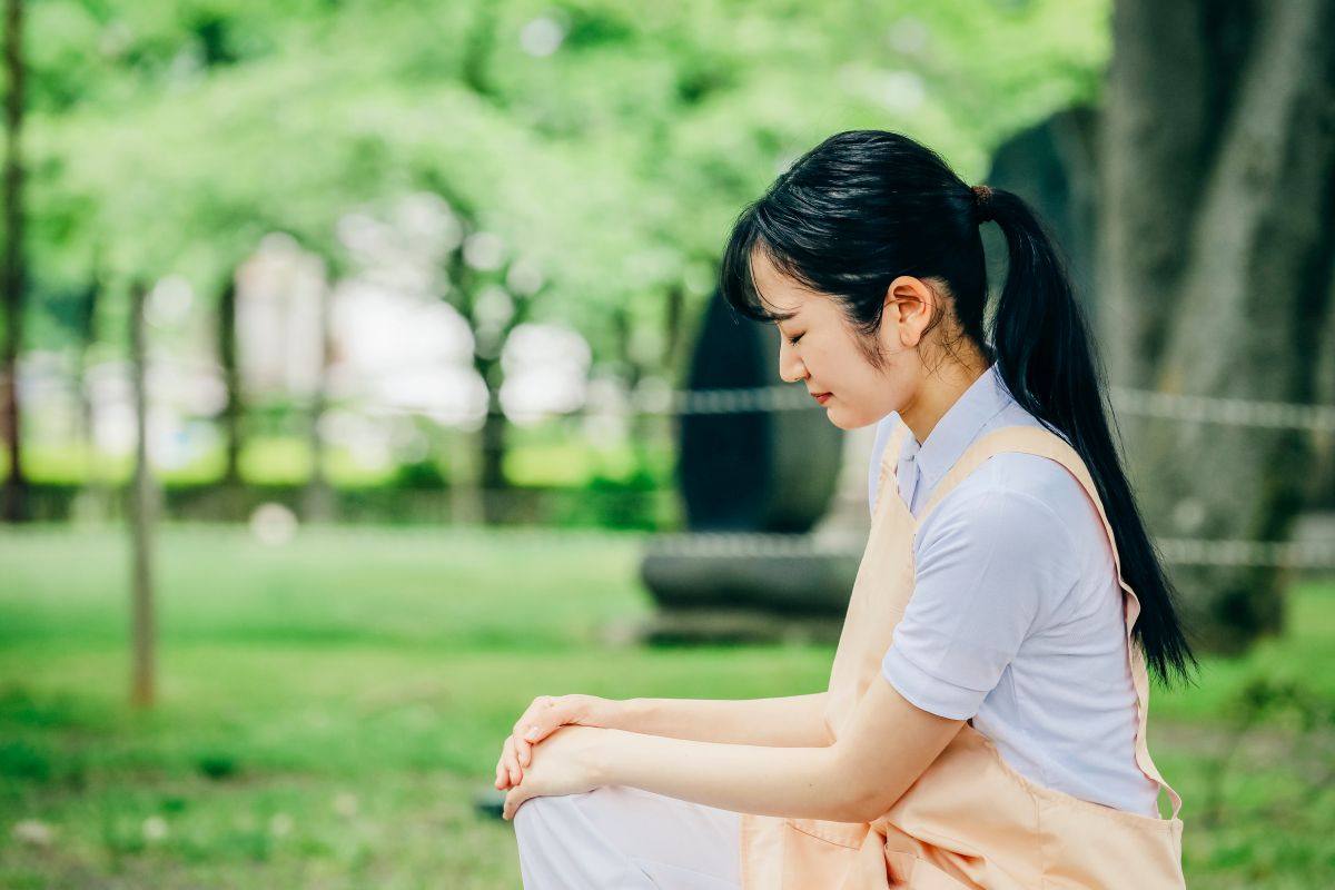 落ち込む保育士