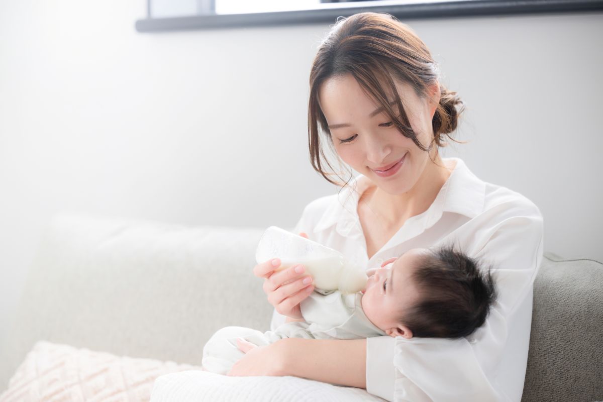 ミルクをあげる女性