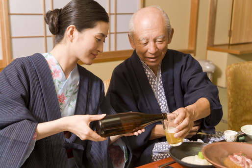 ビールをつぐ女性