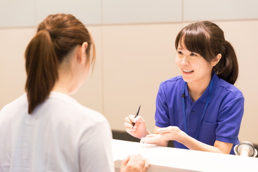 フロントで働く女性