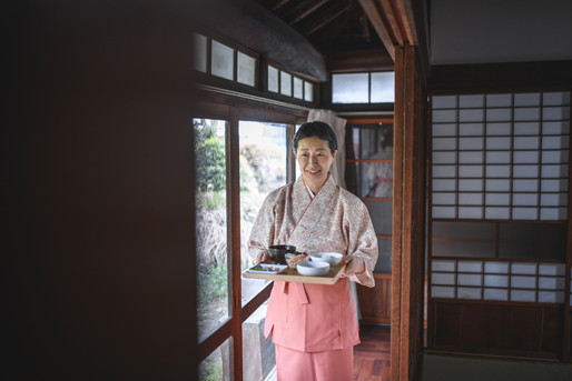 旅館で働く女性