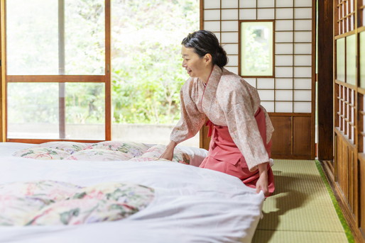布団を敷く女将