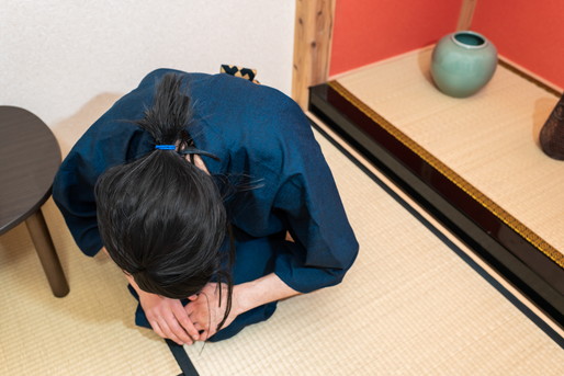 お辞儀する旅館の客室係