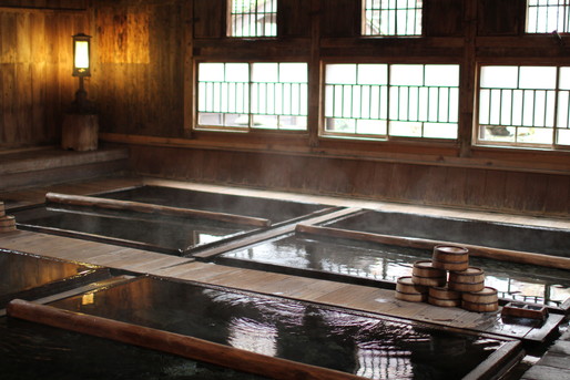 屋内の温泉