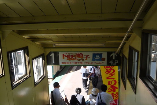 電車で鳴子温泉に向かう人たち