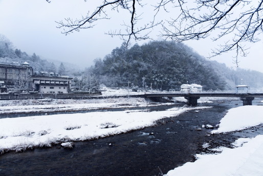 雪が積もった田舎道
