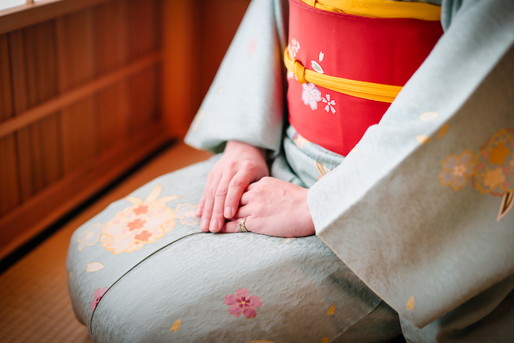 和服の女性が正座している