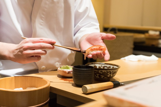 料理を出すシェフ