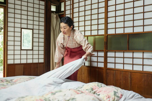 旅館で布団を敷く女将