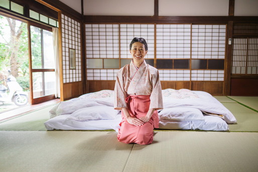 旅館で働く女性