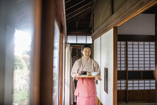食事を運ぶ女将