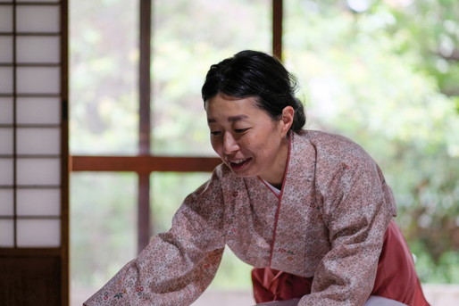 旅館で仕事する女将
