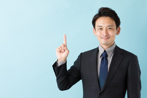 人差し指を立てた男性