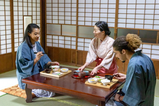旅館と女将と外国人客