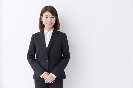 スーツの女性