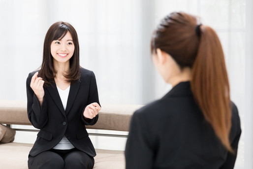 自己アピールする女性